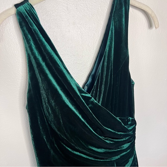 Revelry Dawson Velvet Floor Length Dress in Classic Emerald - Picture 6 of 8